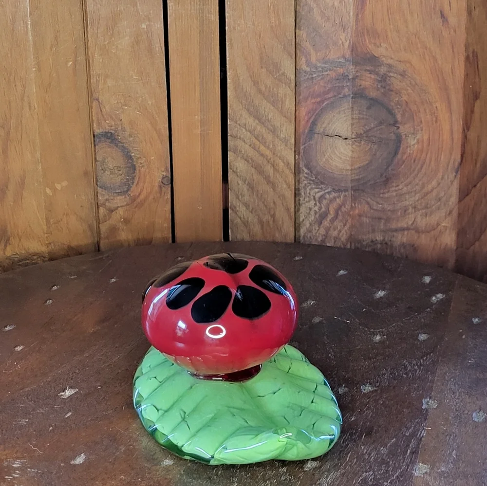 Glass Ladybug on Leaf Figurine - Picture 9 of 15